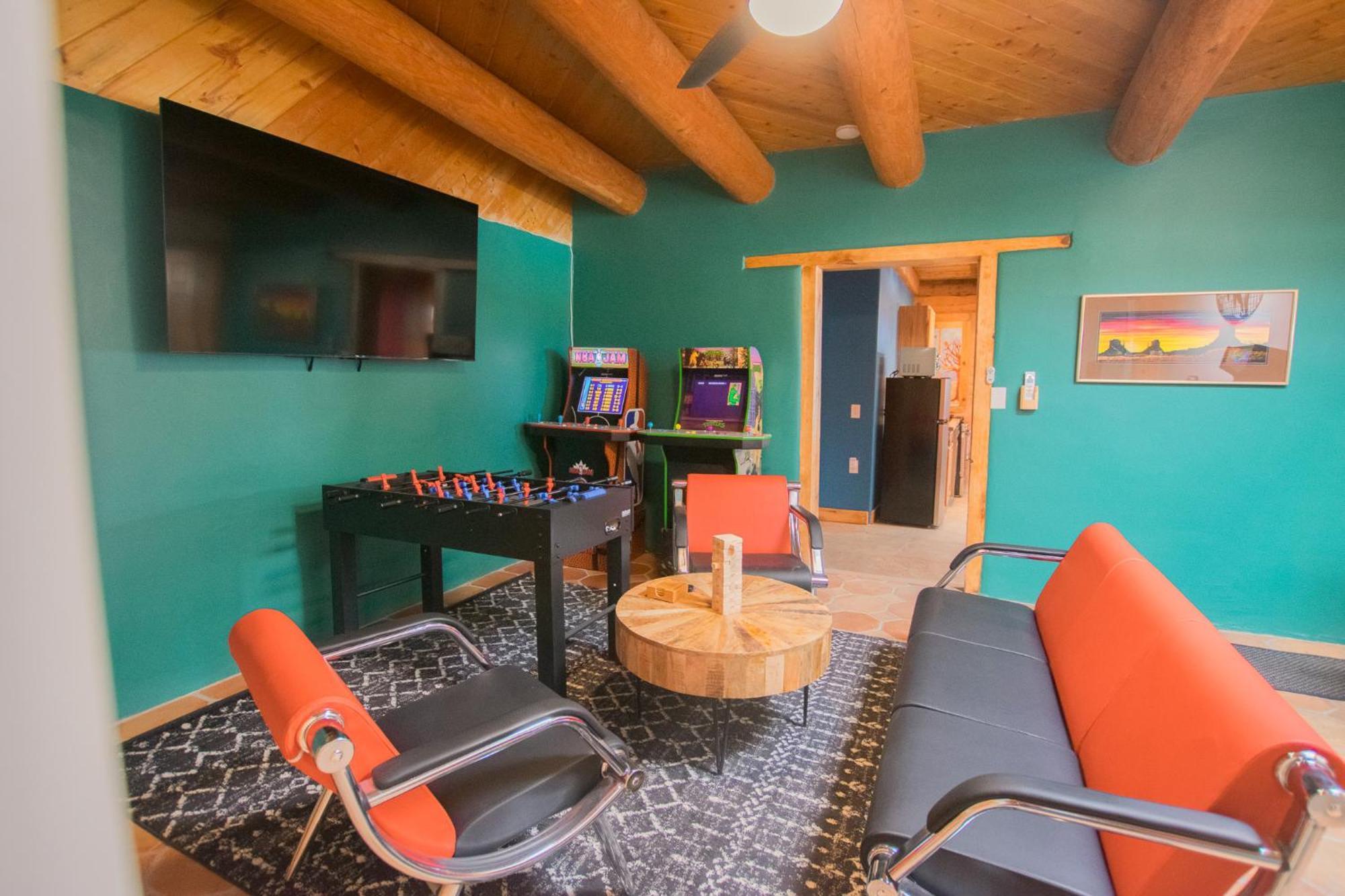 3 King Beds Hot Tub Arcades 5 Baths Holiday home Albuquerque